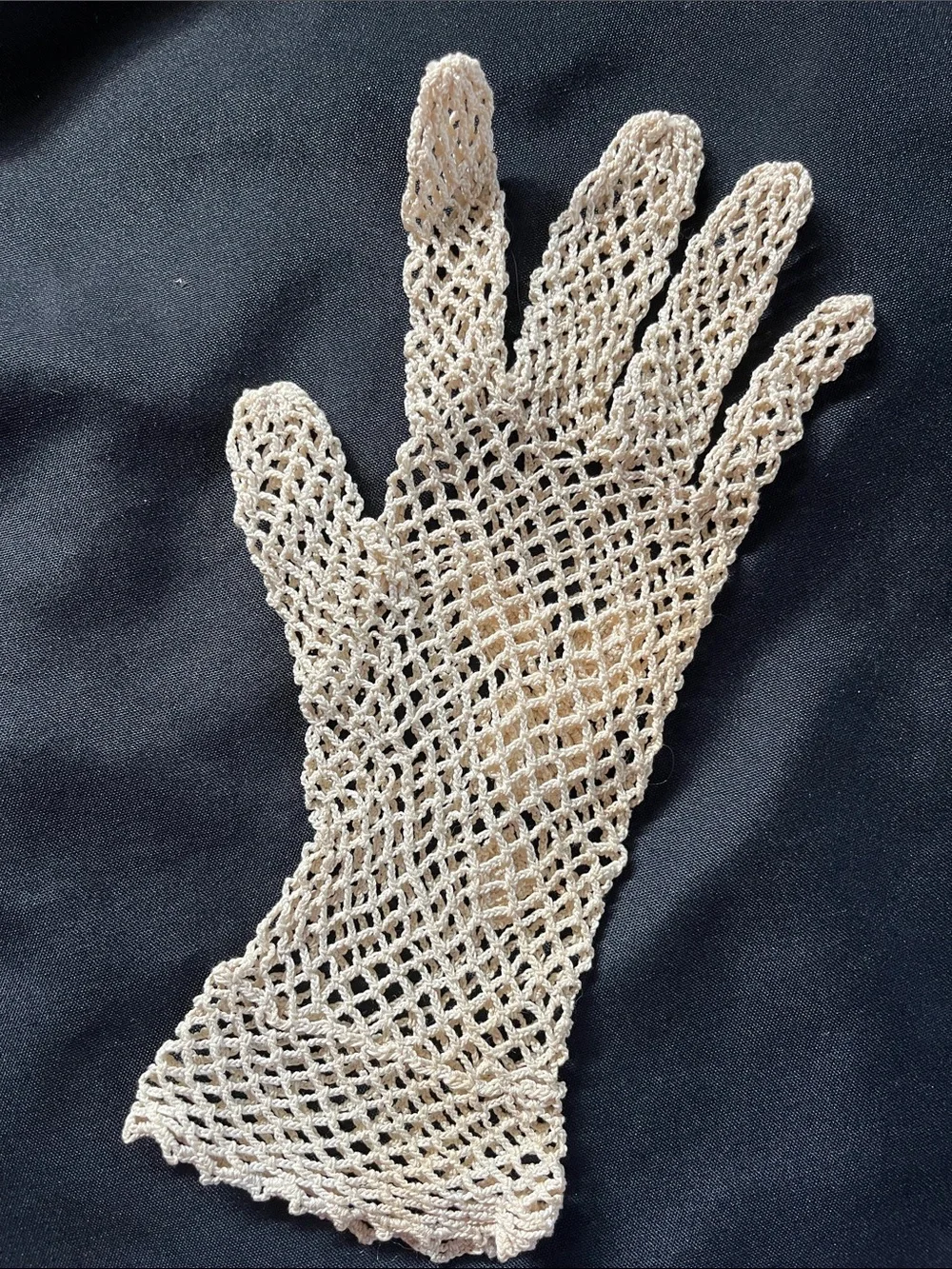 Vtg/Antique Hand Crochet Delicate Lace Gloves Ecru Color Floral Small Size *READ